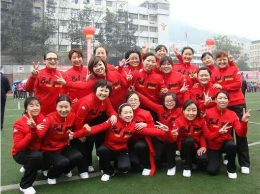 参加市妇联组织的趣味运动会，女职工们开心过“三八”.jpg