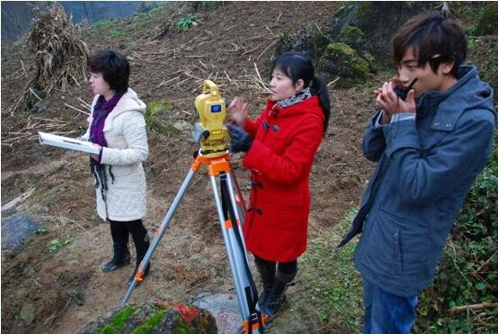 图为国土女职工参加重点建设项目征地现场测绘.jpg