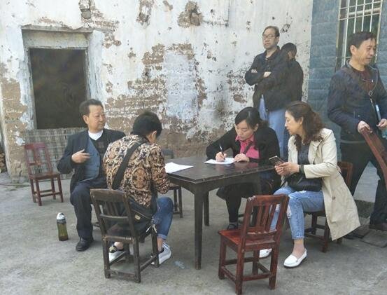图为国土女职工在脱贫攻坚第一线.jpg
